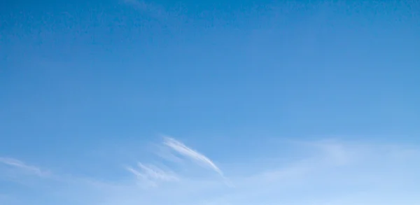 Nuages de ciel bleu — Photo