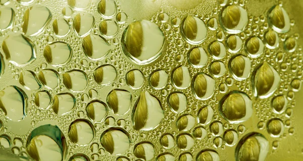 Gotas em um fundo dourado — Fotografia de Stock
