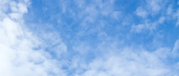 Nubes de cirros en el cielo — Foto de Stock