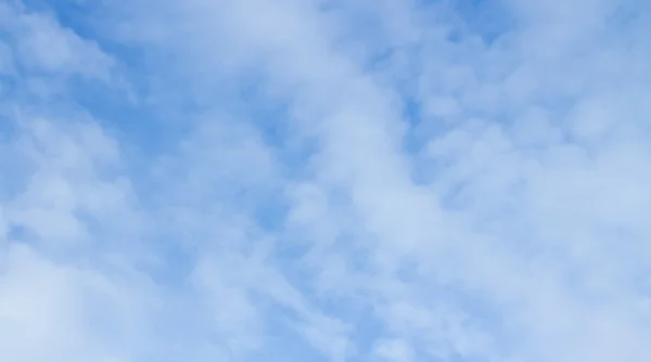 Chmura pierzasta chmury na niebie — Zdjęcie stockowe