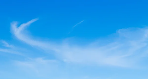 Cirrus хмари в небі — стокове фото