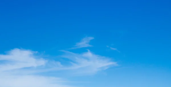 Nubes de cirros en el cielo —  Fotos de Stock