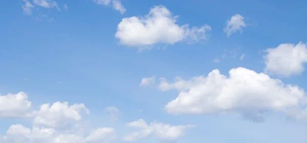 Nuvens céu azul — Fotografia de Stock