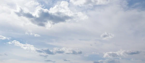 Nubes de cielo azul —  Fotos de Stock