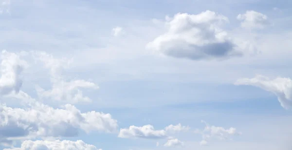 Nubes de cielo azul —  Fotos de Stock