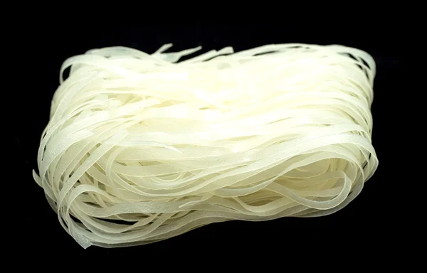 Tagliatelle di riso su un nero — Foto Stock