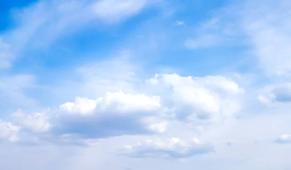 Nuvens céu azul — Fotografia de Stock