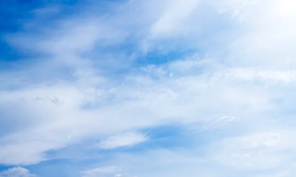 Nuvens céu azul — Fotografia de Stock