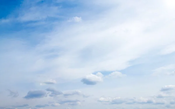 Nuvens céu azul — Fotografia de Stock