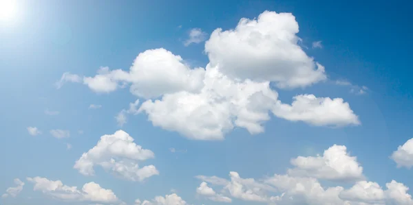 Cielo con sole splendente — Foto Stock