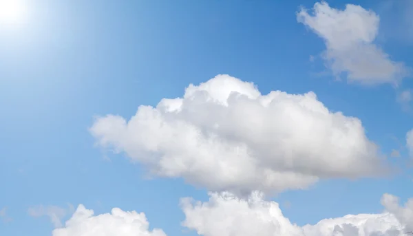 Cielo azul con nubes —  Fotos de Stock