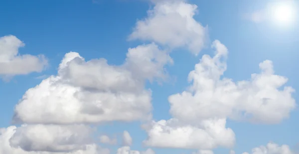 Cielo azul con nubes —  Fotos de Stock