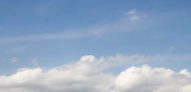Mavi gökyüzündeki bulutlar