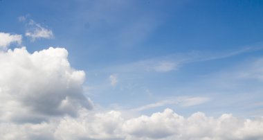 Mavi gökyüzündeki bulutlar