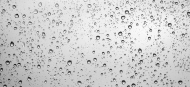 Pencere camında yağmur damlaları