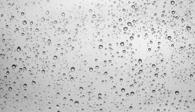 Pencere camında yağmur damlaları