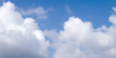 Mavi gökyüzündeki bulutlar