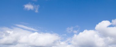 Mavi gökyüzündeki bulutlar