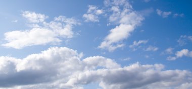 Mavi gökyüzündeki bulutlar
