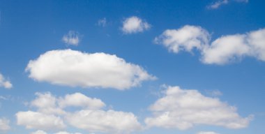 Mavi gökyüzündeki bulutlar