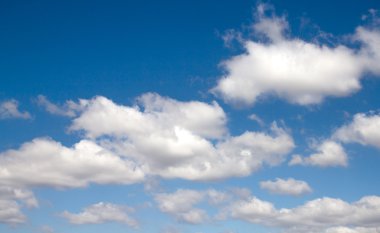 Mavi gökyüzündeki bulutlar