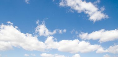 Mavi gökyüzündeki bulutlar
