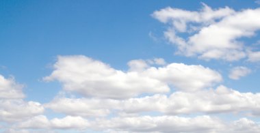 Mavi gökyüzündeki bulutlar