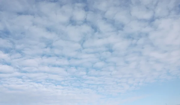 Nuvens no céu azul — Fotografia de Stock