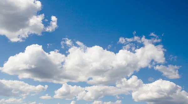 Nuvens no céu azul — Fotografia de Stock