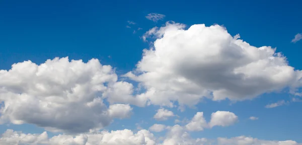 Nuvole nel cielo blu — Foto Stock