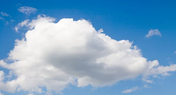 Nuvole nel cielo blu — Foto Stock