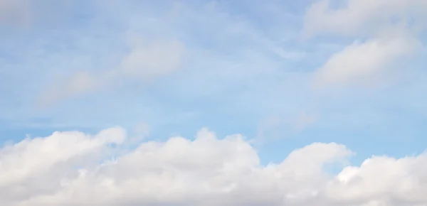 Nubes en el cielo azul —  Fotos de Stock