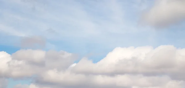 Nubes en el cielo azul —  Fotos de Stock