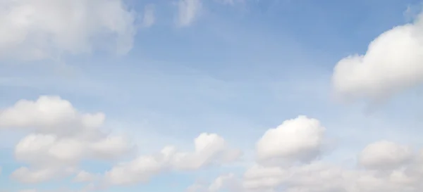 Wolken in de blauwe lucht — Stockfoto