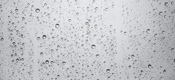 Gotas de lluvia en vidrio de ventana — Foto de Stock