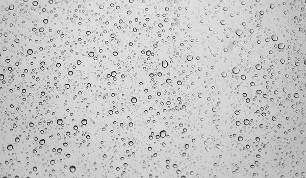 Gouttes de pluie sur verre de fenêtre — Photo