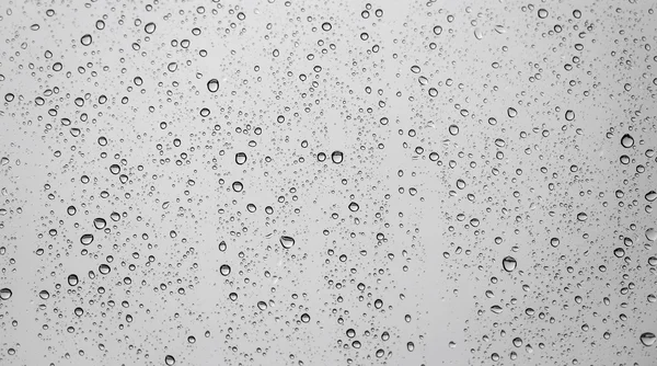 Pencere camında yağmur damlaları