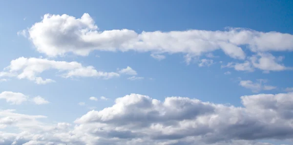 Wolken in de blauwe lucht — Stockfoto