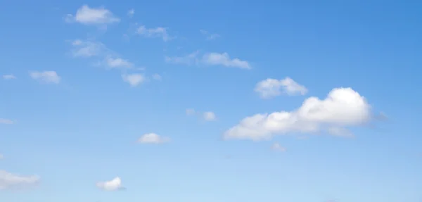 Nuvens no céu azul — Fotografia de Stock