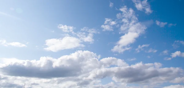 Nuvens no céu azul — Fotografia de Stock