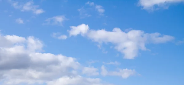 Nuvens no céu azul — Fotografia de Stock