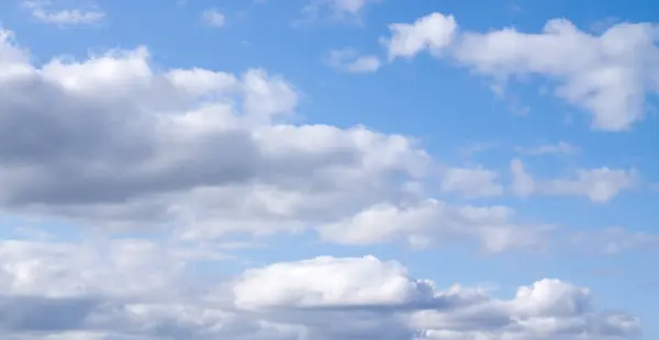 Nuvole nel cielo blu — Foto Stock