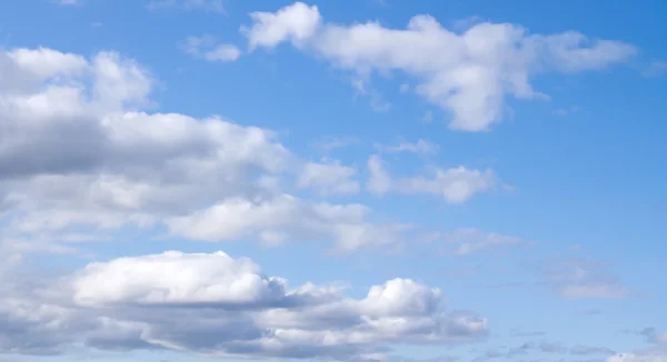 Wolken in de blauwe lucht — Stockfoto