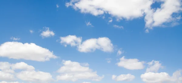 Wolken in de blauwe lucht — Stockfoto