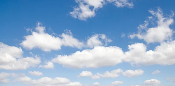 Wolken in de blauwe lucht — Stockfoto