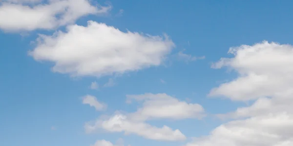 Nuvens no céu azul — Fotografia de Stock