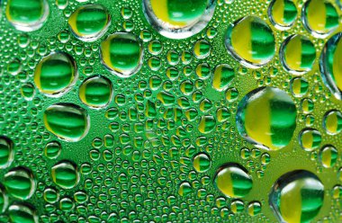 Su bardağa düşer.