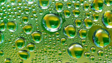 Su bardağa düşer.