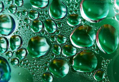 Su bardağa düşer.