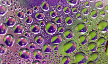 Su bardağa düşer.